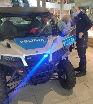 Dziecko wsiadające za kierownicę policyjnego pojazdu marki Polaris