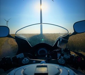 Fotografia przedstawiająca kokpit motocykla na tle nieba