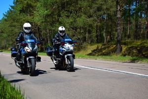 fotografia przedstawiająca policjantów na motocyklach