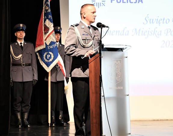 Komendant Miejski Policji w Świnoujściu - mł insp. Mirosław Bryś podczas przemówienia