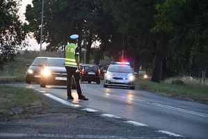 Policjant Ruchu Drogowego stojący na jezdni