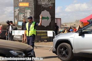 Policjant Ruchu Drogowego kierujący ruchem