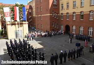 fotografia przedstawiająca ślubowanie nowo przyjętych policjantów oraz uroczyste mianowanie funkcjonariuszy na pierwszy stopień oficerski