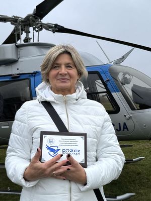 Fotografia kobiety na tle śmigłowca