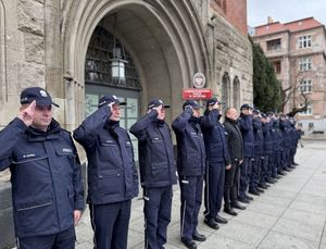 fotografia policjantów oddających hołd