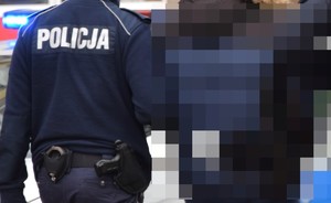 fotografia policjanta na tle radiowozu
