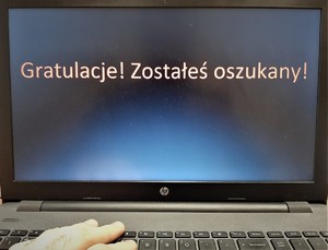 fotografia ekranu laptopa - napis - Gratulacje! Zostałeś oszukany