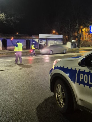 fotografia z działań policjantów - policjanci kontrolują kierowców na ulicy