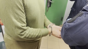 fotografia dłoni w kajdankach