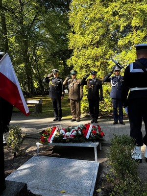 delegacja oddająca honory