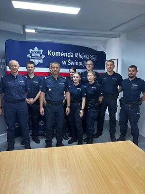 fotografia z policjantami adaptacji