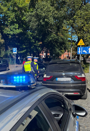 policjanci podczas kontroli drogowej