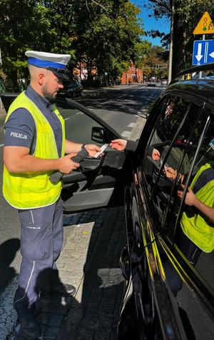 policjanci podczas kontroli drogowej